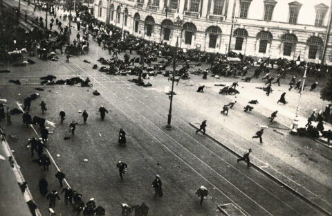 Das ist ein Bild zu den Straßendemonstrationen in Petrograd 1917. 