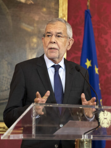 Dieses Bild zeigt den österreichischen Bundespräsidenten Alexander van der Bellen. 