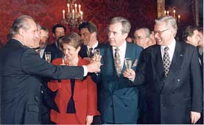 EU-Volksabstimmung am 12.6.1994. von li. nach re. sieht man: Bundespräsident Thomas Klestil, EU-Staatssekretärin Brigitte Ederer (SPö, Außenminister Alois Mock (ÖVP), ÖVP-Bundesobmann Erhard Busek.
