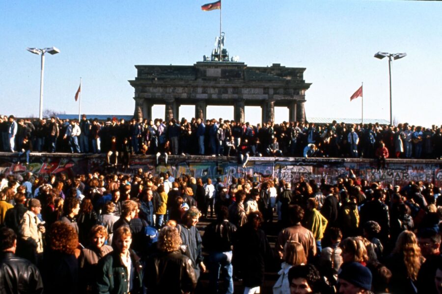 Oeffnung der DDR Grenzen - Berliner Mauer Bild zeigt : Menschen auf der Mauer im Hintergrund das Brandenburger Tor
